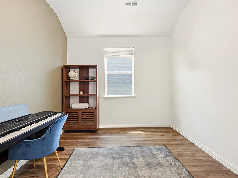 721 Declaration Dr — Photo 4