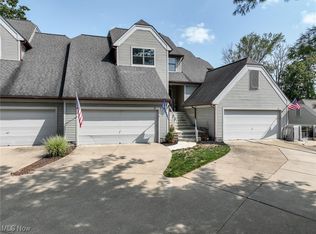 29 Forest Cove Dr #17, Akron, OH 44319