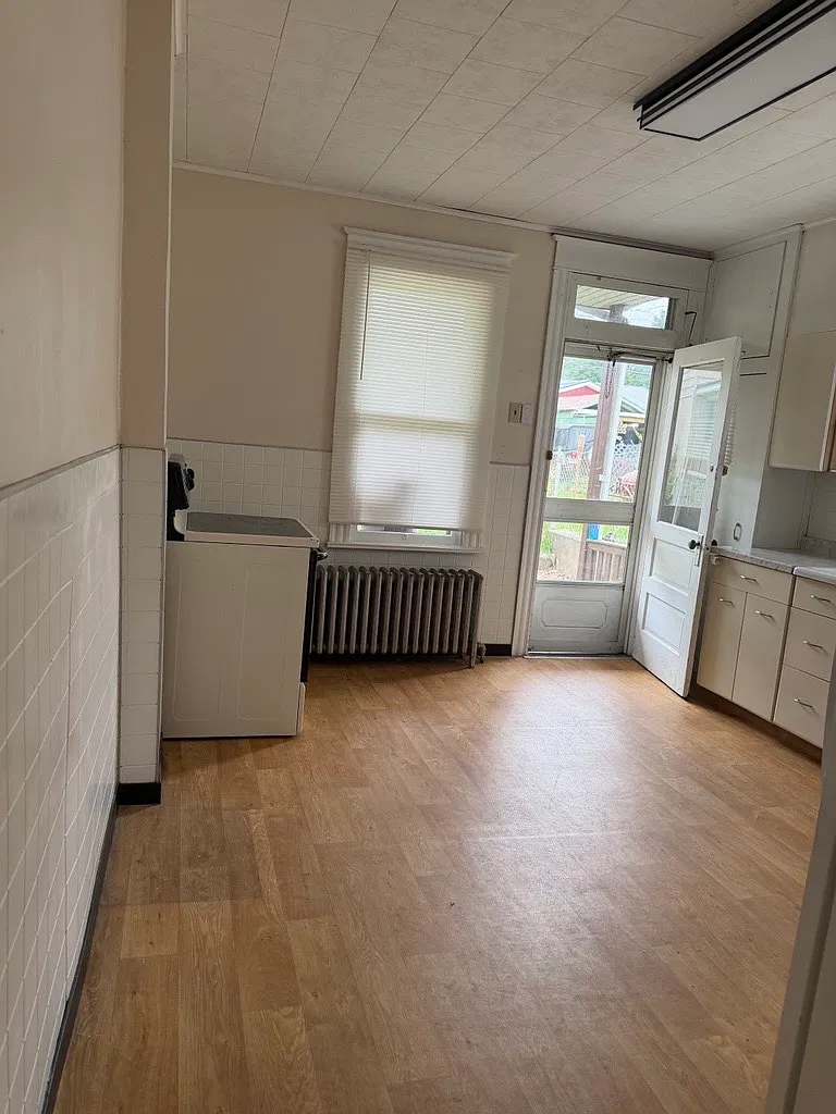 3 bed, $975 — Photo 3