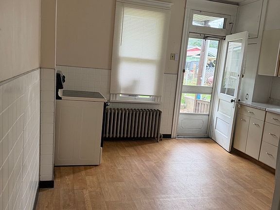 3rd image of 1264 Chestnut St