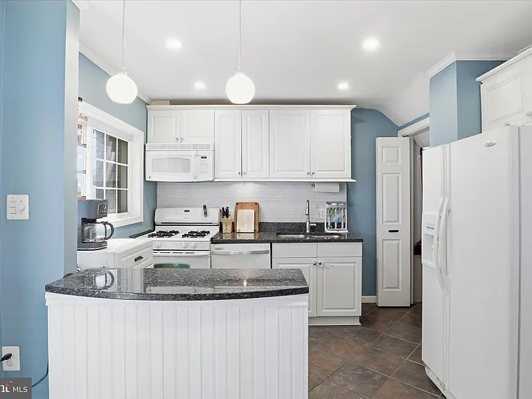 2147 S Oakland St — Photo 10