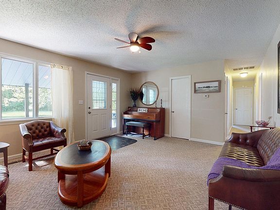 5th image of 302 S Sunrise Dr