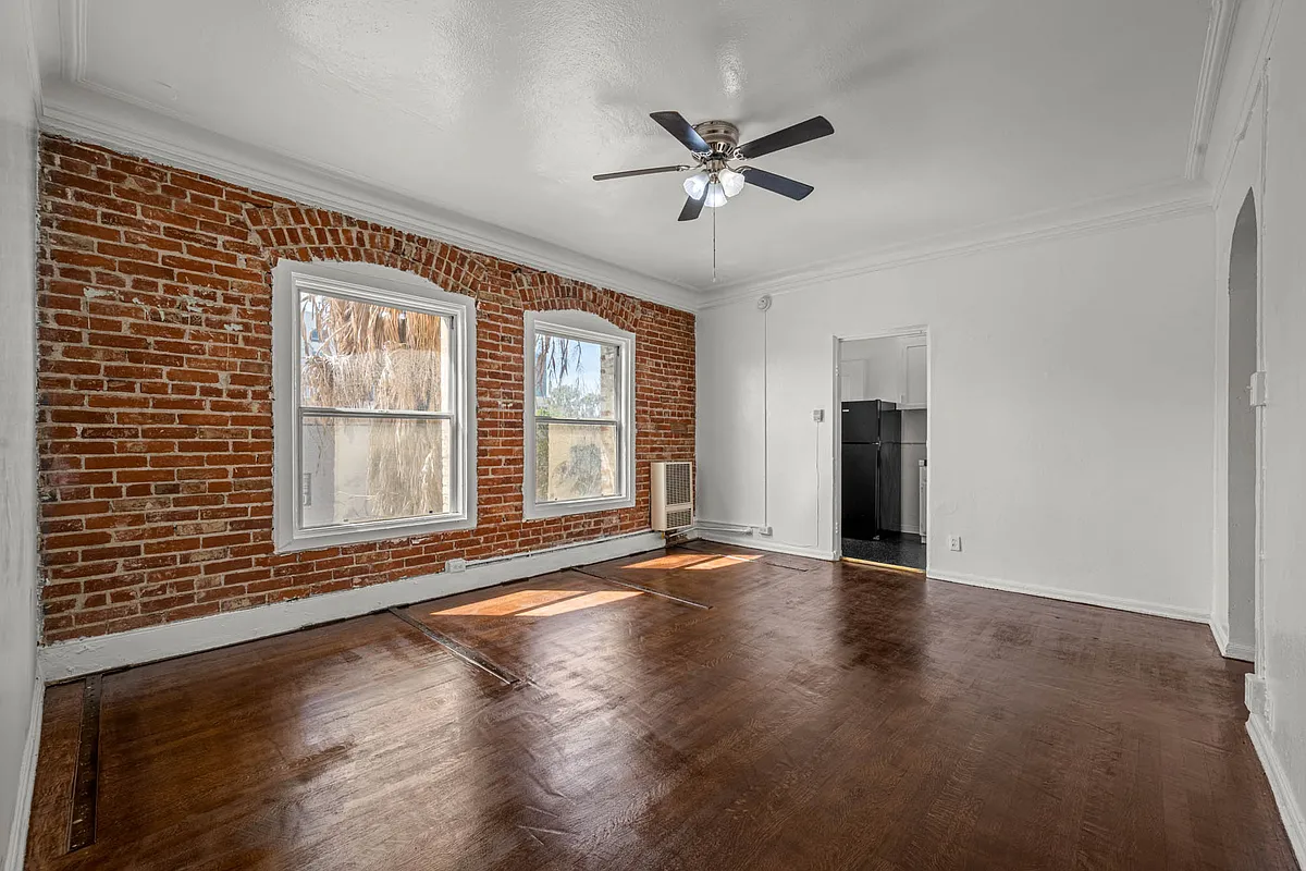 Building Photo - 2892 W 7th St
