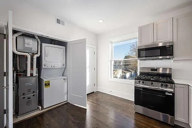 Modern 2 Bed Condo in Chicago | 1 Bath | $2495 | Available 9/30/2026 — Photo 3
