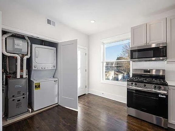 3rd image of 3255 N Hamlin Ave #1