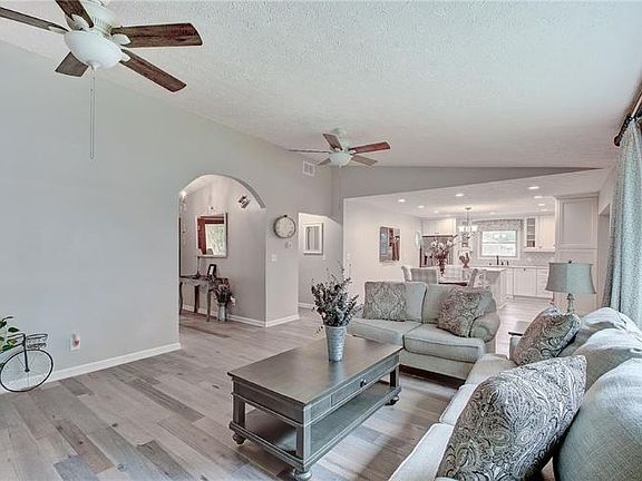 5th image of 10438 Whispering Winds St