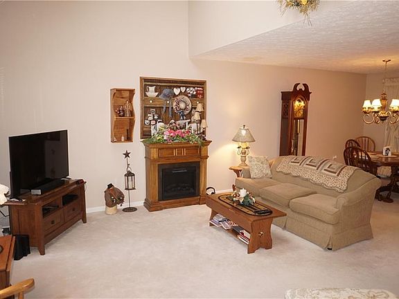 3rd image of 587 Parkside Ln