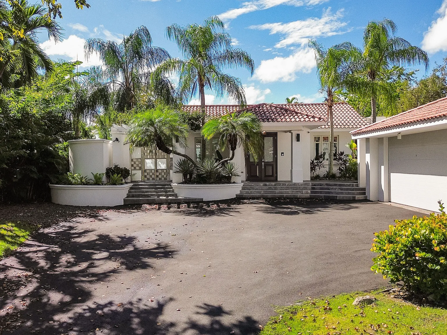 4 bed, 4.5 bath, 4500 sqft, $30,000 — Photo 1