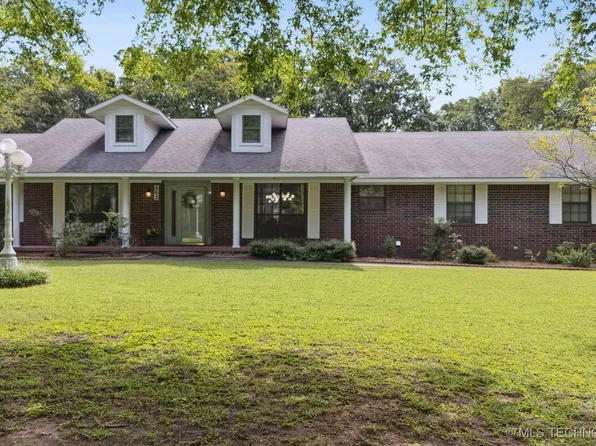 802 N Kiowa St, Chouteau, OK 74337