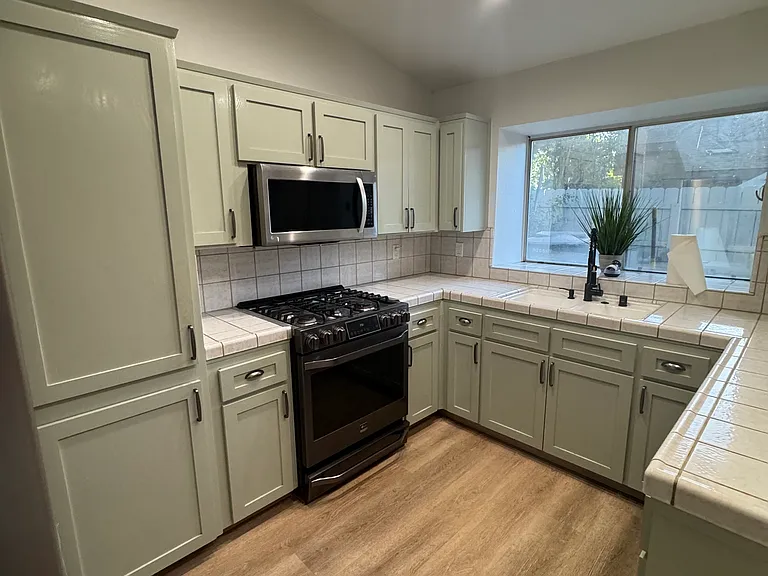 2211 N Pinkham St — Photo 5
