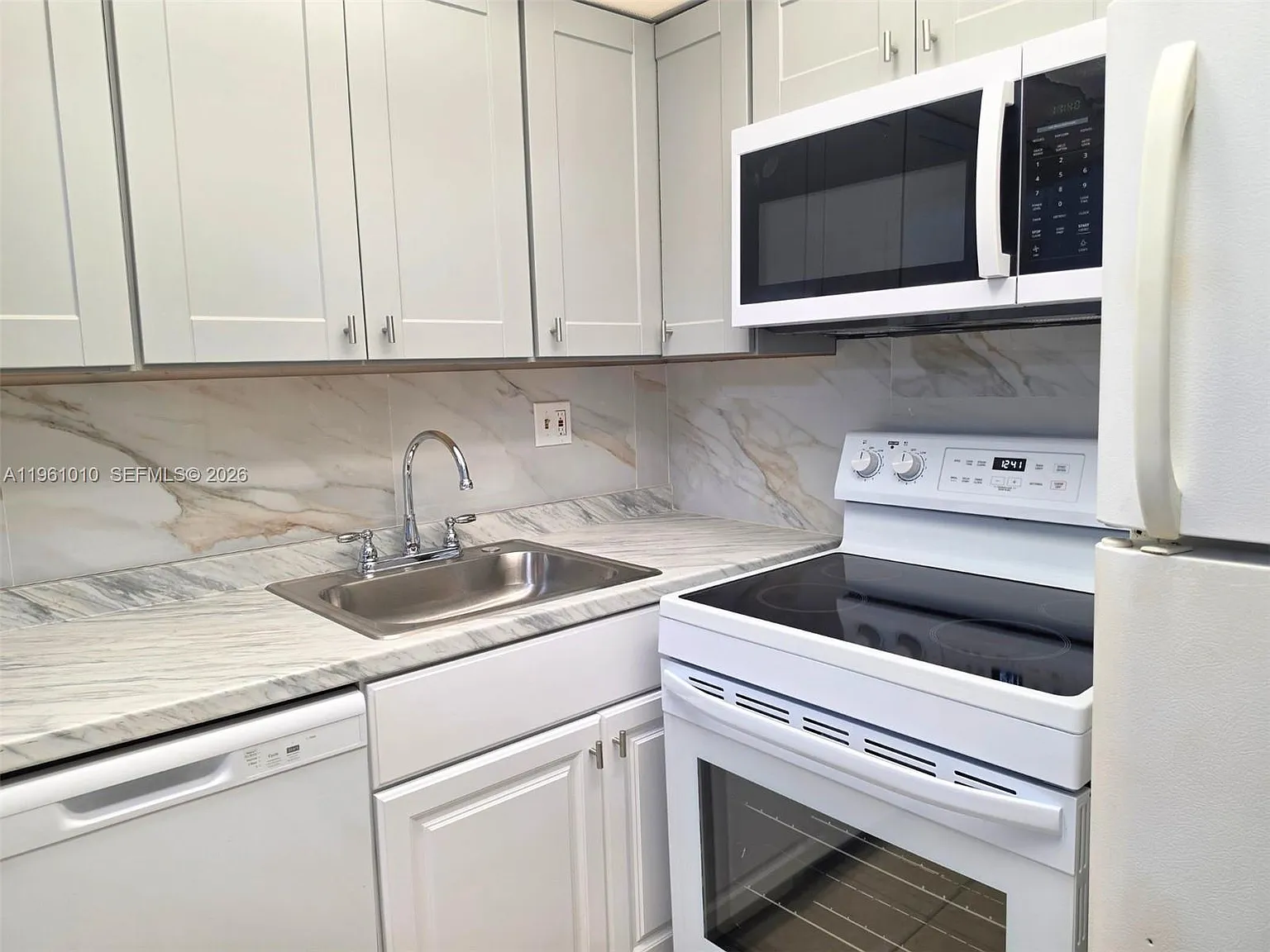 Hampton Court Condo — Photo 3