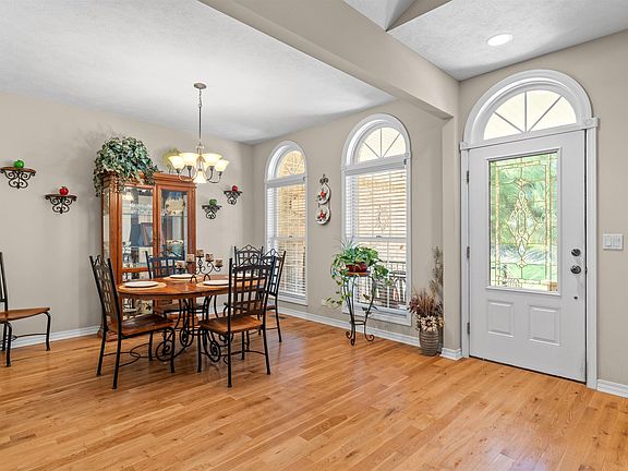 4th image of 203 Lakeview Dr