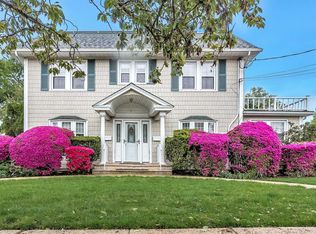 117 4th St, Hicksville, NY 11801