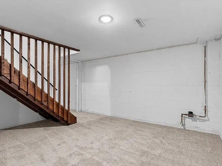 20 N George St — Photo 17