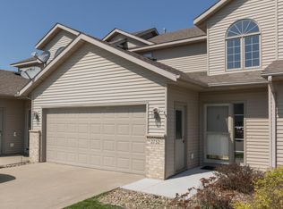 2752 Viola Heights Dr NE, Rochester, MN 55906