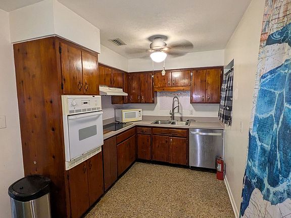 4th image of 302 Stewart St