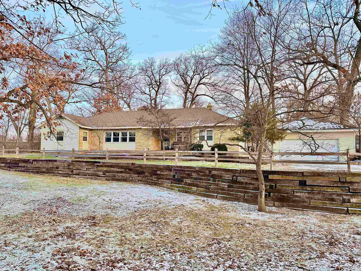 905 White Oak Dr photo 1