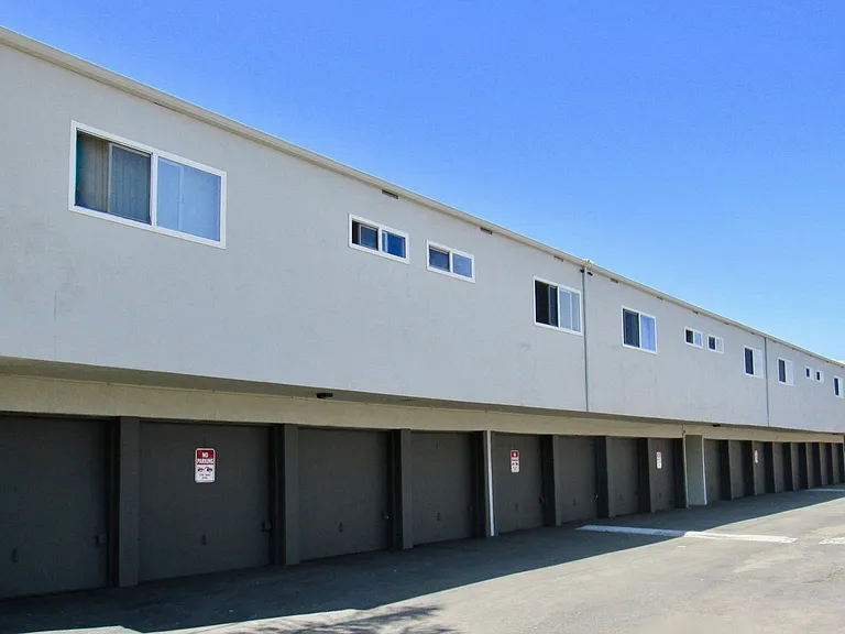454 N Fig St — Photo 6