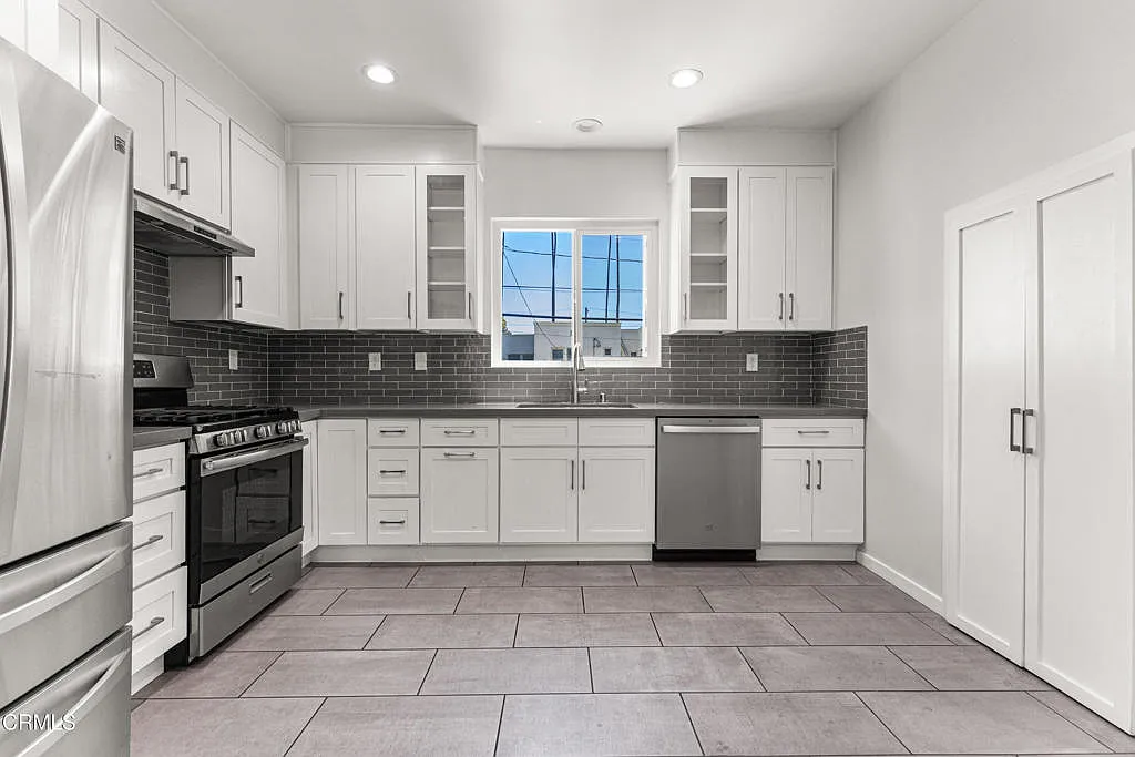 4 bed, 3.0 bath, 2400 sqft, $6,495 — Photo 4