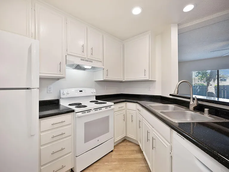 315 Acacia Ave — Photo 9