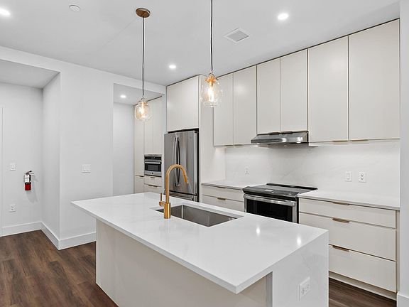4th image of 125 Cambrian Way #611