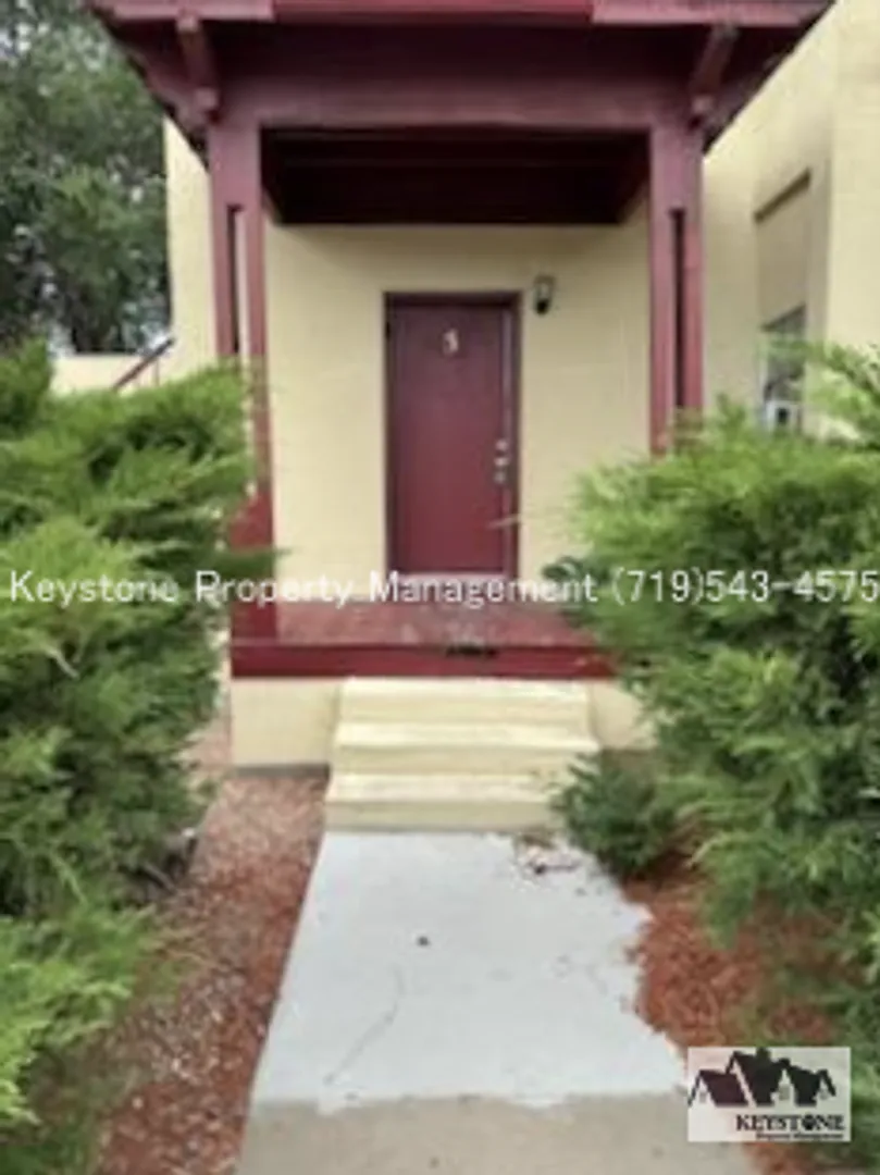 AC Unit Included! Downtown Studio Unit w/ Private Entrance - $600/$600 — Photo 2
