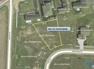 1012 Arrowhead Dr, Bowling Green, OH 43402