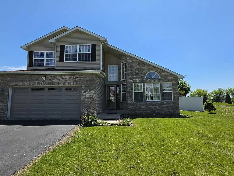 2416 Boxwood Ln — Photo 2