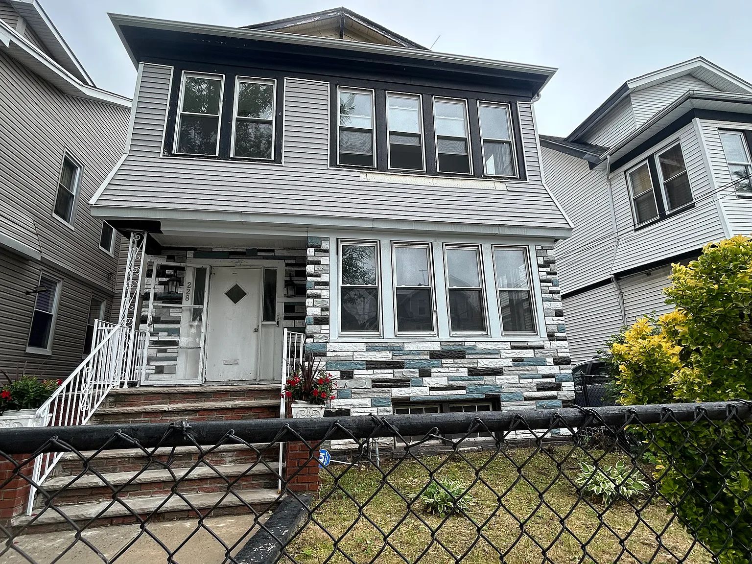 4 bed, $2,200 — Photo 1