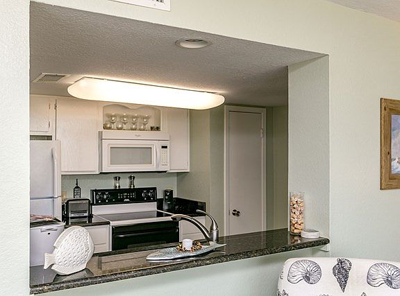 3rd image of 1021 S Water St APT 404