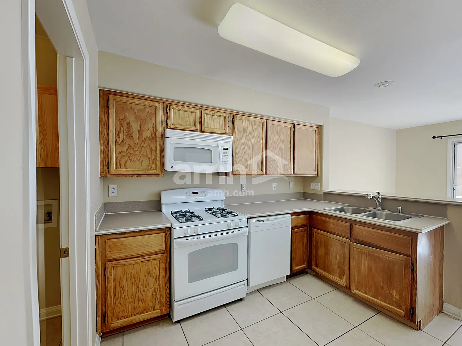 3 bed, 2.0 bath, 1313 sqft, $2,035 — Photo 3