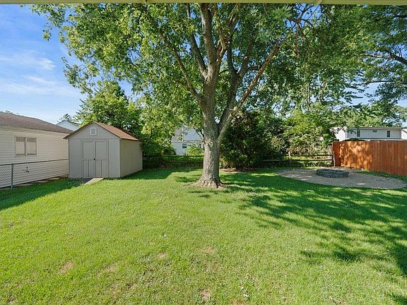 3rd image of 7823 Greenbriar Ln