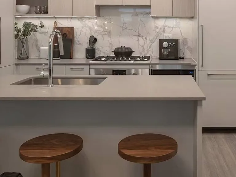 6468 Willingdon Ave — Photo 4