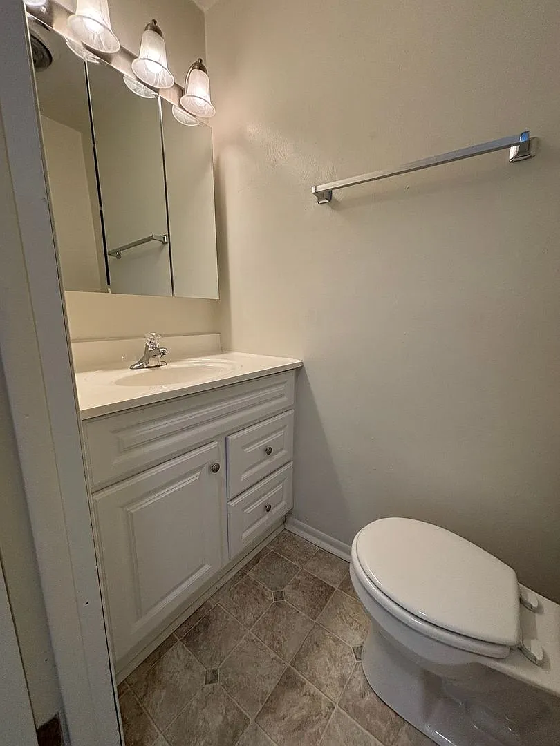 2 Bedroom, 1.5 Bath Townhouse — Photo 3