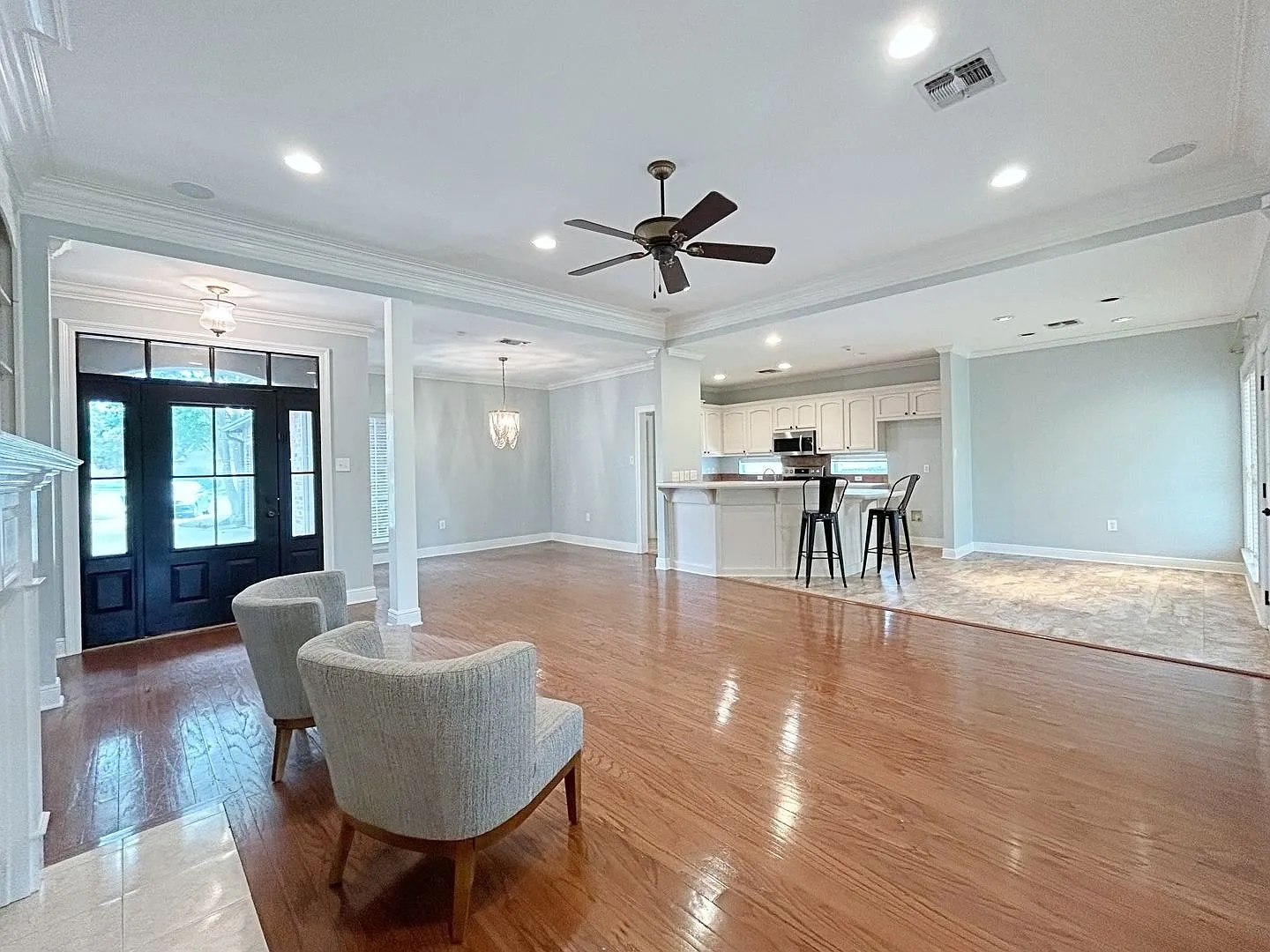 Spacious 3 Bedroom Home with Large Fenced Yard & Covered Patio — Photo 3