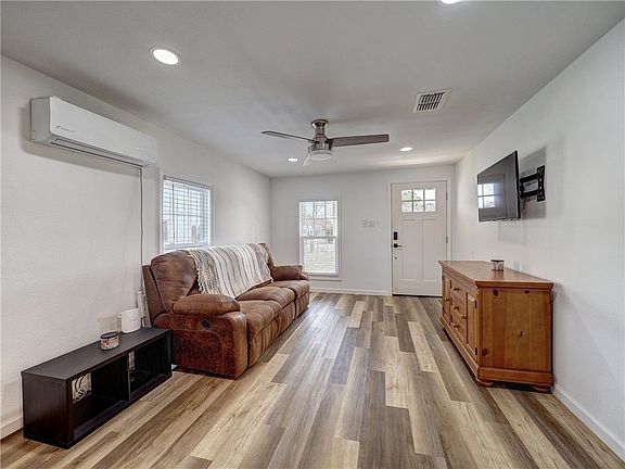 4th image of 648 S 9th St