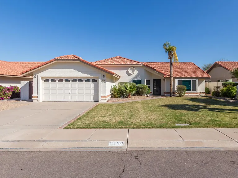 9138 E Davenport Dr — Photo 2