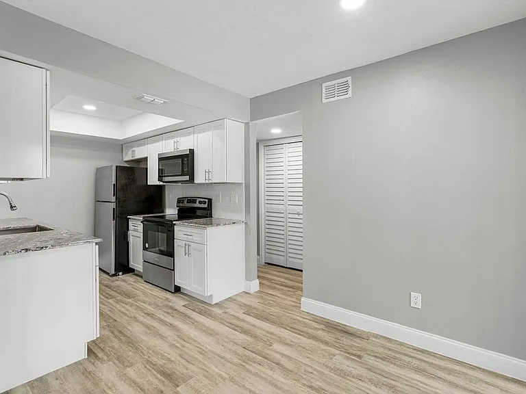 2633 Harbor Cv #C — Photo 10