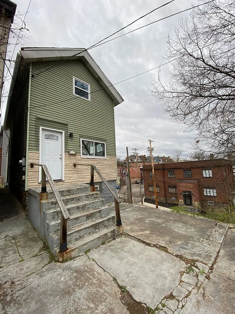 Newly Renovated 2 Bedroom In The Heart Of Bloomfield! — Photo 2