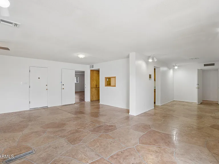 1014 E Balboa Cir — Photo 43