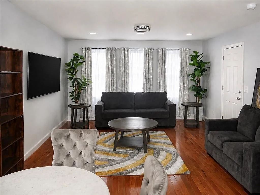 3 bed, 2.0 bath, 1419 sqft, $3,500 — Photo 3