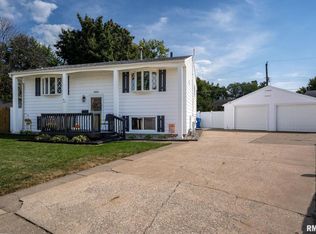 5022 45th Avenue Ct, Moline, IL 61265