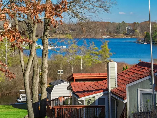 966 Hickory Ridge Cir, Milford, MI 48380