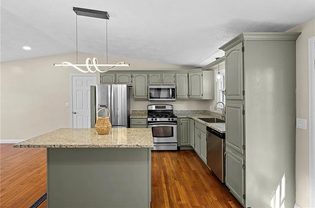 3 bed, 1.5 bath, 1916 sqft, $2,950 — Photo 3