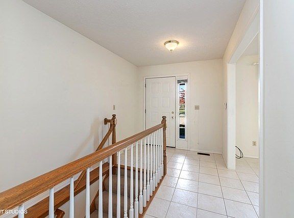 Bright and welcoming foyer with ceramic tile!
