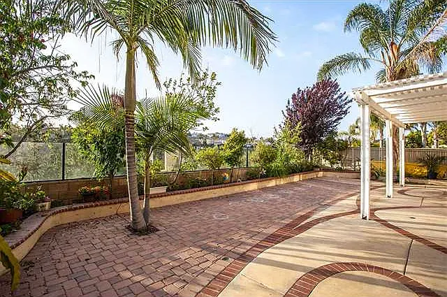 6 bed, 4.5 bath, 3845 sqft, $8,000 — Photo 2