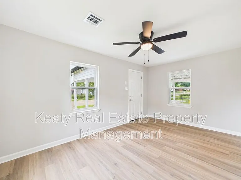 908 Saint Charles St — Photo 9