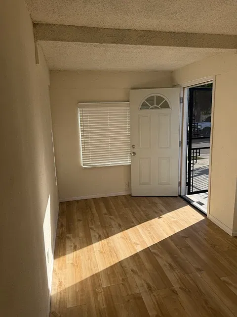 3 bed, 850 sqft, $2,700 — Photo 2