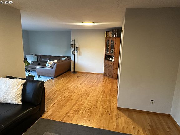 4th image of 1324 Pacific Ave