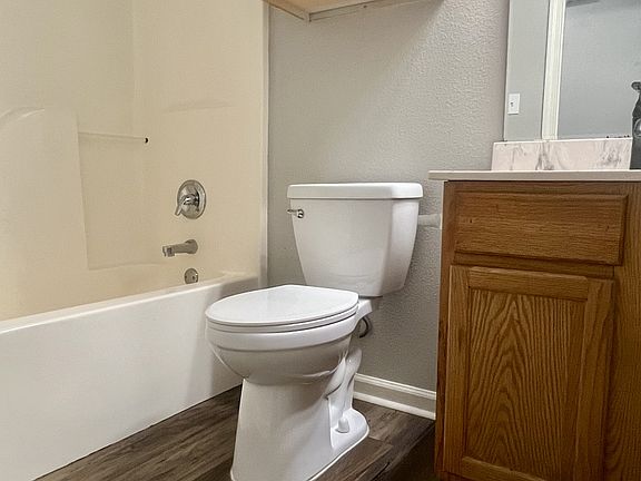3rd image of 1200 Oakview Dr